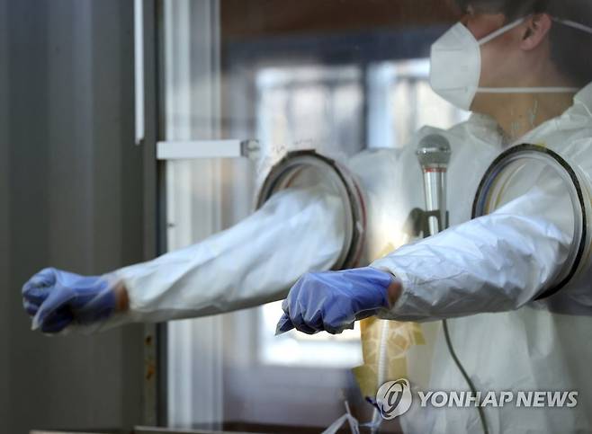 선별진료소 의료진 [연합뉴스 자료사진]