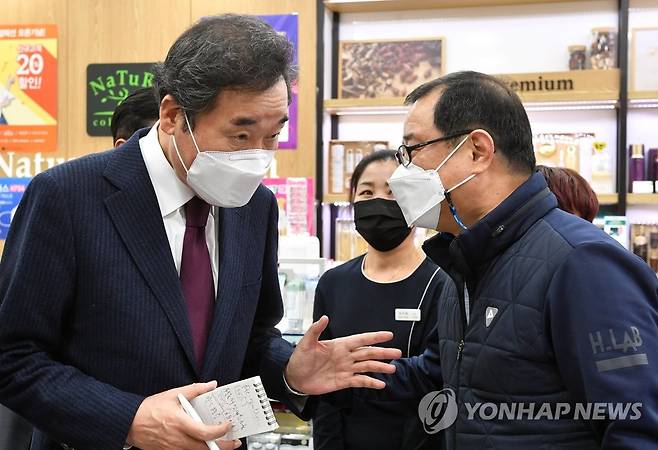 코로나19 이익공유제 현장 방문한 민주당 이낙연 대표 더불어민주당 이낙연 대표가 지난 14일 코로나19 이익공유제 실현 현장 방문의 일환으로 서울 영등포 지하상가 내 네이처컬렉션을 찾아 정기화 가맹점주의 얘기를 듣고 있다.[연합뉴스 자료사진]