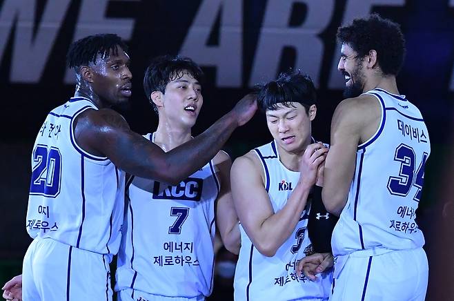 승리 뒤 기뻐하는 KCC 선수들 [KBL 제공. 재판매 및 DB 금지]