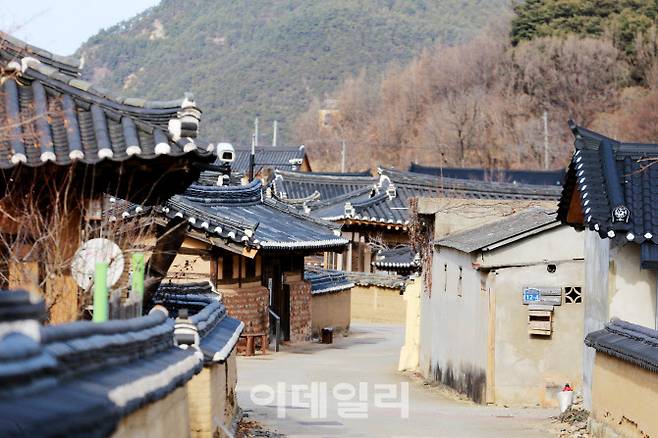 괴시리마을의 담장길