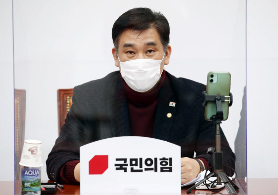 최승재 국민의힘 의원은 22일 MBC 라디오 ‘김종배의 시선집중’에 출연해 최근 정치권에서 논의되고 있는 소상공인 및 자영업자 손실보상법 마련에 대해 법 제정이 능사가 아니라 행정조치가 우선 시행돼야 한다고 강조했다.(사진=연합뉴스)