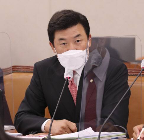 윤영석 국민의힘 의원이 지난해 10월 서울 여의도 국회 산업통상자원중소벤처기업위원회 전체회의실에서 열린 산업통상자원부 국정감사에서 발언하고 있다.(사진=연합뉴스)