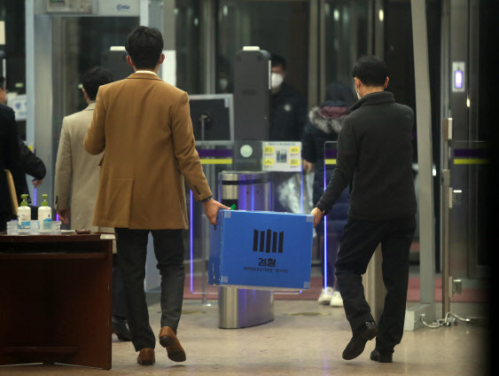 불법 논란이 불거진 김학의 전 법무부 차관 출국금지 사건을 수사 중인 검찰이 21일 과천정부청사에서 법무부를 상대로 압수수색을 마친 뒤 압수품이 든 박스를 들고 나오고 있다.(사진=연합뉴스)