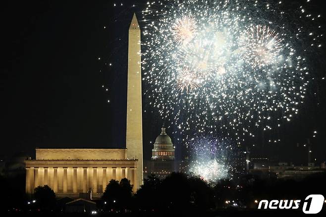 20일(현지시간) 워싱턴DC 내셔널 몰에서 조 바이든 미국 대통령 당선인의 취임을 기념한 불꽃놀이가 펼쳐지고 있다. © 로이터=뉴스1
