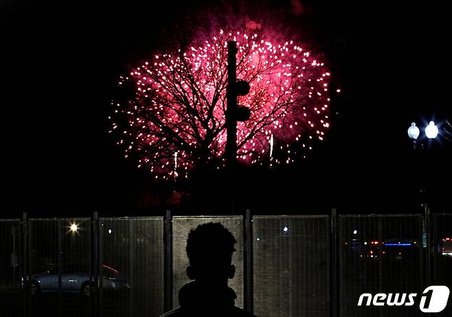 20일(현지시간) 워싱턴DC 내셔널 몰에서 조 바이든 미국 대통령 당선인의 취임을 기념한 불꽃놀이가 펼쳐지고 있다. © 로이터=뉴스1