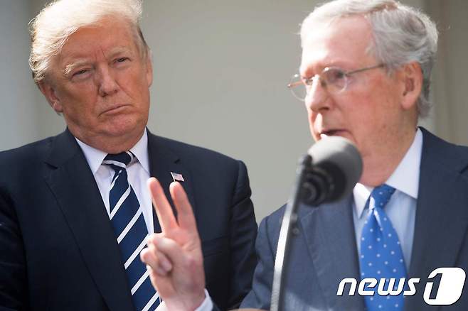 도널드 트럼프 미국 대통령과 미치 매코널 상원 공화당 원내대표. © AFP=뉴스1 © News1 우동명 기자