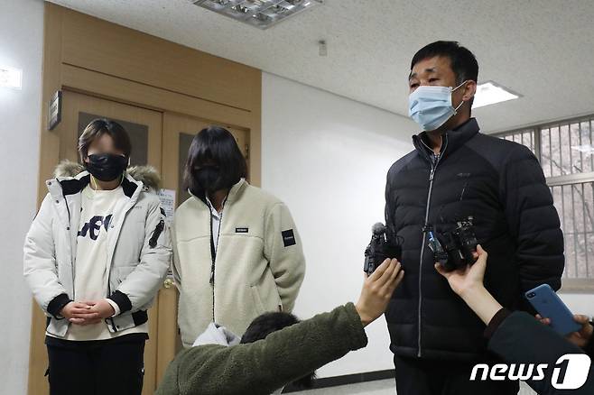 트라이애슬론(철인3종) 국가대표 출신 고(故) 최숙현 선수의 아버지 최영희씨(오른쪽)와 최숙현의 동료 선수들이 22일 오전 대구지방법원에서 열린 경북 경주시청 직장운동부 전 운동처방사 안주현씨에 대한 선고공판을 방청한 뒤 심경을 밝히고 있다. 이날 법원은 안씨에게 징역 8년에 벌금 1000만원을 선고했다. 2021.1.22/뉴스1 © News1 공정식 기자