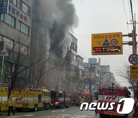 22일 오후 12시14분 효자동 5층상가 화재© 뉴스1