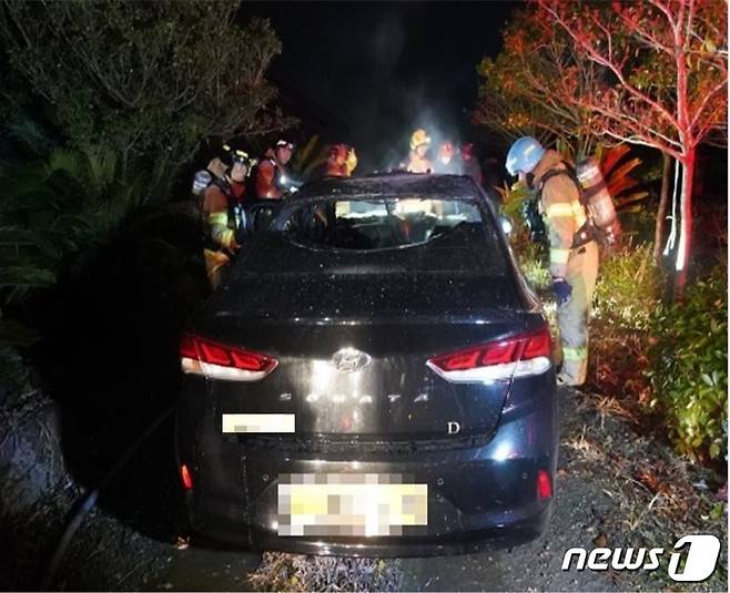 (제주=뉴스1) 오현지 기자 = 제주에서 택시를 빼앗아 불을 지르고 또 다른 택시에서 현금을 훔쳐 달아난 30대 남성이 검찰에 송치됐다.(제주서부소방서 제공) © 뉴스1