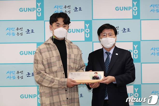 한대희 군포시장이 22일 화재 현장에서 주민을 구한 사다리차업체 한상훈 대표(왼쪽)에게 감사패를 수여하고 있다.(군포시청 제공)/© 뉴스1