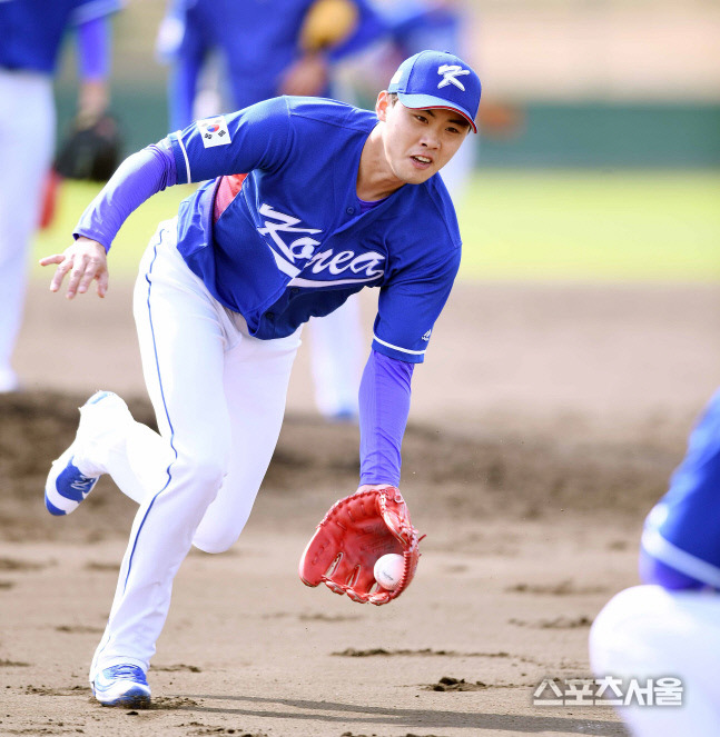 2017년 2월 13일 WBC 대표팀 투수 임정우가 일본 오키나와 구시카와 경기장에서 진행된 수비 훈련에 임하고 있다. 오키나와 | 스포츠서울DB