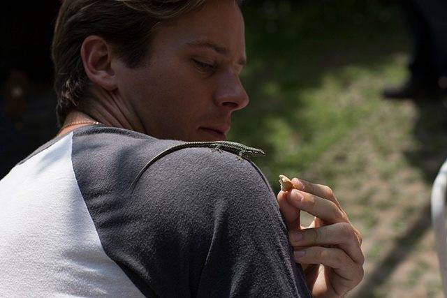 할리우드 배우 아미 해머의 전 여자친구가 아미 해머의 엽기적인 말과 행동을 폭로해 논란이 되고 있다. /영화 '콜 미 바이 유어 네임' 스틸컷