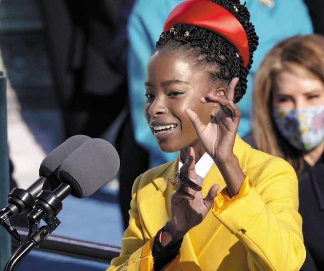 조 바이든 대통령 취임식에서 22세 흑인 여성 시인 아만다 고먼이 축시를 낭송하고 있다. 그는 역대 축시 낭독 시인 중 가장 어리다. /AFP 연합뉴스