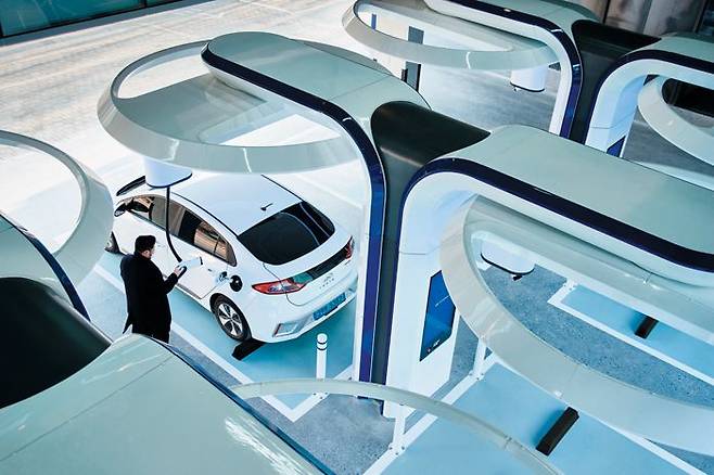 현대차가 21일 서울 강동구 길동에 문을 연 전기차 충전소 '현대 EV 스테이션 강동'에서 한 운전자가 아이오닉 전기차를 충전하고 있다. 이 충전소는 차량 8대가 동시에 충전할 수 있다. 800V 충전 시스템을 갖춘 차량의 경우 18분 안에 배터리 잔량 10%에서 80%까지 급속 충전이 가능하다. /현대차