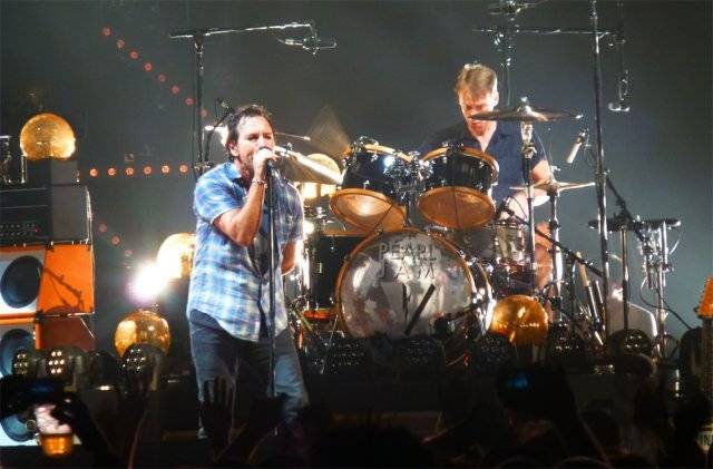 미국 록 밴드 펄 잼의 2013년 공연 모습. 드러머 맷 캐머런(오른쪽)은 열세 살 때 밴드 ‘키스’의 트리뷰트 밴드에서 활동하며 키스 멤버와도 교류했다. 그 밴드는 얼마 안 돼 키스 측으로부터 퍼블리시티권 침해 경고를 받고 해산했다.