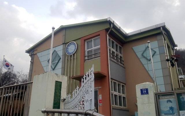 경기 안산시 대남초교 풍도분교는 15일 한 명뿐이던 재학생이 졸업하면서 폐교 위기에 처했다. 안산=뉴시스