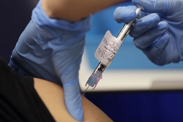 영국 런던에서 코로나 백신 임상실험을 위해 주사를 맞고 있는 모습이다. AP/연합뉴스 제공