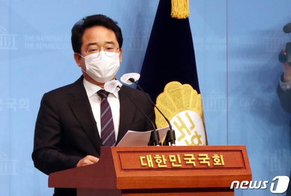 민병덕 더불어민주당 의원이 22일 오후 국회 소통관에서 코로나바이러스 감염증 극복을 위한 손실보상 및 상생에 관한 특별법안 발의 관련 기자회견을 하고 있다. 사진=뉴스1
