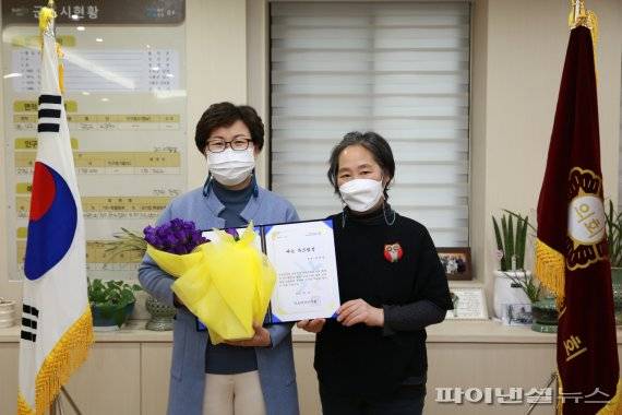 성복임 군포시의장(왼쪽) 21일 성평등 ‘여는 두드림상’ 수상. 사진제공=군포시의회