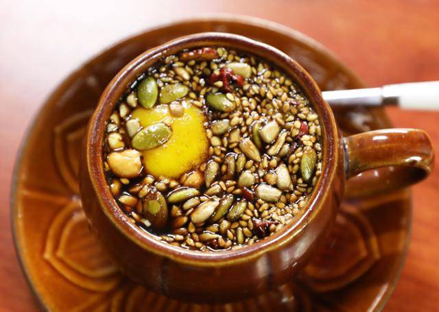 재료를 푸짐하게 넣은 행운다방의 쌍화차. ⓒ박준규