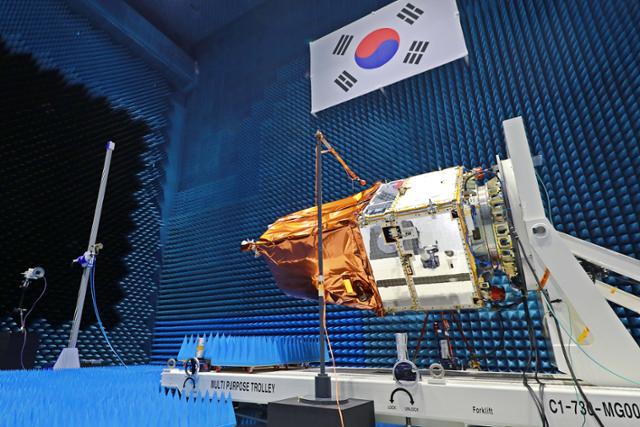 전자파 환경 시험중인 차세대중형위성 1호 모습. 한국항공우주연구원 제공