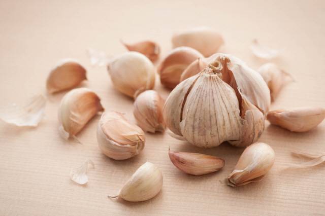 마늘은 익혀 먹으면 항상화 효과를, 날 것으로 먹으면 심장 보호 효과를 볼 수 있다./클립아트코리아