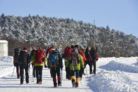 겨울 산을 오를 땐 만반의 준비가 필요하다. 기후가 변화무쌍하기 때문이다. 대관령휴게소에서 선자령을 향해 걷는 사람들. 대부분 아이젠·스패츠 같은 겨울 등산용품을 잘 갖췄다. [중앙포토]