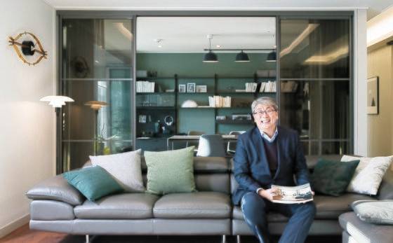 강승수 한샘 회장이 서울 상암동 본사 사 7층에 있는 모델하우스에서 회사 전략을 설명하고 있다. 사옥 7층 전체가 다양한 면적의 리모델링 전시실로 꾸며져 있다. 한샘은 부엌·가구에서 토털 인테리어 사업으로 주력을 옮기고 있다. 임현동 기자