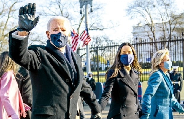 < 걸어서…“집에 가는 느낌” > 조 바이든 미국 대통령이 20일(현지시간) 딸 애슐리 바이든, 부인 질 바이든 여사와 함께 손을 잡고 백악관을 향해 걷고 있다.  /AP연합뉴스