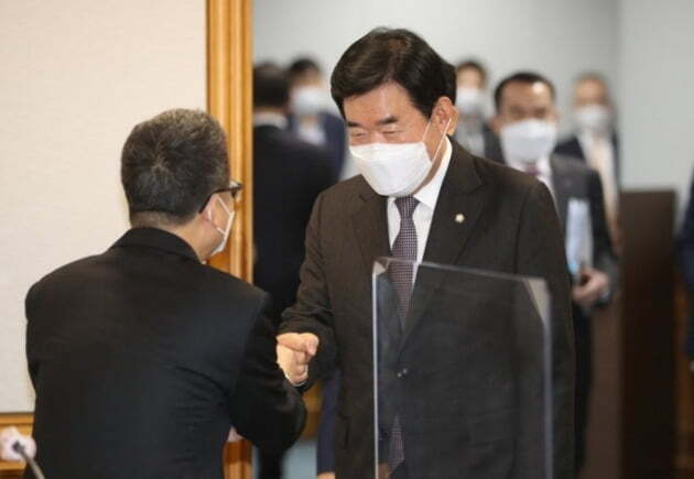 김진표 더불어민주당 의원(오른쪽)이 22일 서울 명동 은행연합회관에서 열린 'K뉴딜 지원방안회의'에 들어서고 있다.  /연합뉴스