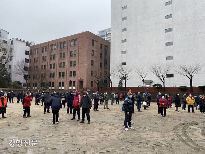 ‘명동밥집’에서 무료급식 도시락을 받기 위해 노숙인 등 200여 명이 거리두기를 한 채 줄을 서 있다. 서울대교구 제공