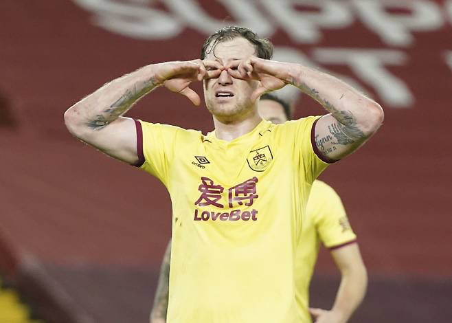 번리 애슐리 반스가 22일 원정 리버풀전에서 페널티킥 결승골을 터뜨린 뒤 독특한 세리머니를 하고 있다. 리버풀 | AP연합뉴스