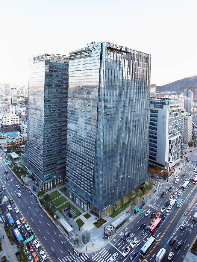 An aerial view of Pine Avenue A, an office building that Shinhan Card uses as its headquarters. Shinhan Card acquired the building in the third quarter of 2020 in a deal that recorded the highest unit price of office buildings in history. (Shinhan Card)