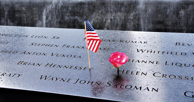 월터 브루그만은  2001년 9·11 테러 등 시대의 아픔을 품고 기도한 구약학자였다. 사진은 미국 뉴욕의 9·11 테러 희생자 추모공간 ‘그라운드 제로’에 미국 국기와 꽃 한 송이가 놓인 모습. 픽사베이