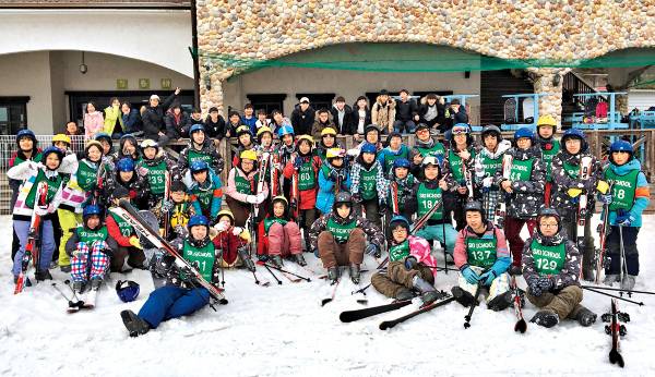 나드림국제미션스쿨 학생들이 2018년 2월 경남 양산 에덴밸리 스키장에서 강습을 마치고 사진을 촬영했다. 나드림국제미션스쿨은 골프 윈드서핑 승마 스키를 필수과목으로 배운다.