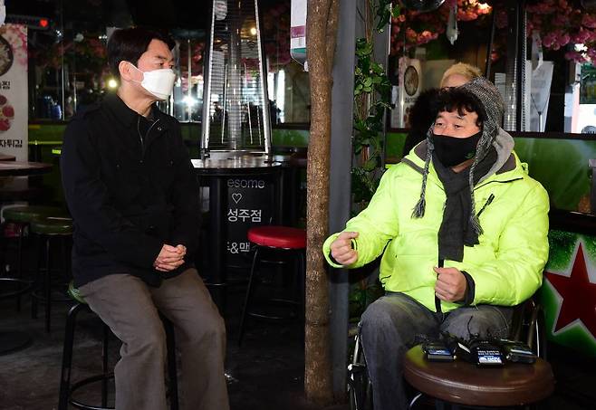 [서울=뉴시스]국회사진기자단 = 서울시장 보궐선거 출마를 선언한 안철수 국민의당 대표가 20일 서울 용산구 이태원 지역 상인들과 간담회 중 강원래 대표의 고충과 의견을 듣고 있다. 2021.01.20. photo@newsis.com
