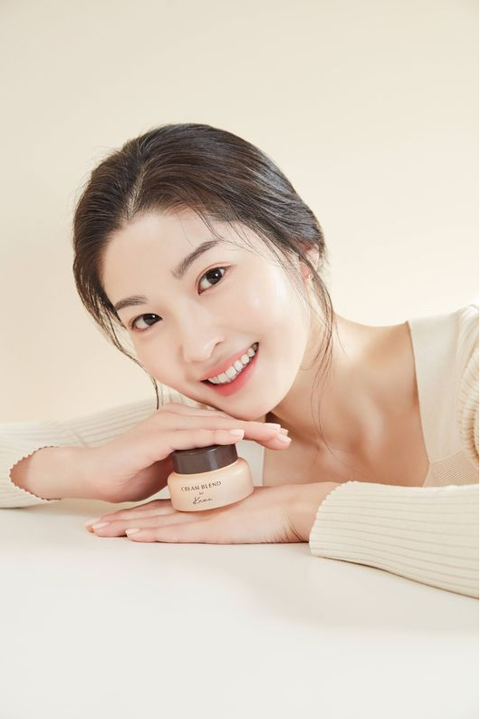 전진 아내 류이서가 한 화장품 브랜드 모델로 발탁돼 화보에서 청아한 매력을 발산했다. /사진=쿠오카 제공