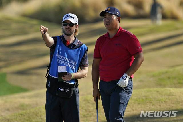 [라킨타=AP/뉴시스]안병훈(오른쪽). 2021.01.22.