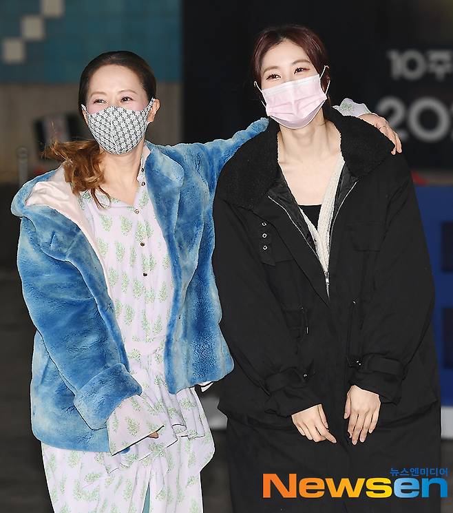 Seo Jin-Hee and Seo Dong-joo are posing on KBS in Yeouido, Yeongdeungpo-gu, Seoul after the live broadcast of KBS 1TV AM Plaza on the morning of January 22.Yoo Yong-ju on the news