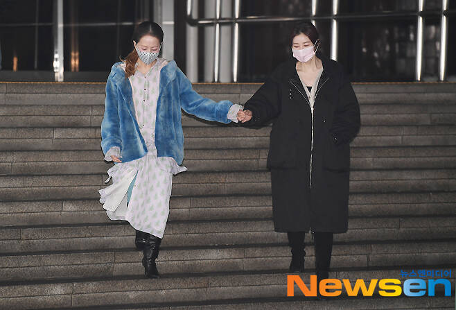 Seo Jin-Hee and Seo Dong-joo are posing on KBS in Yeouido, Yeongdeungpo-gu, Seoul after the live broadcast of KBS 1TV AM Plaza on the morning of January 22.You Yong-ju