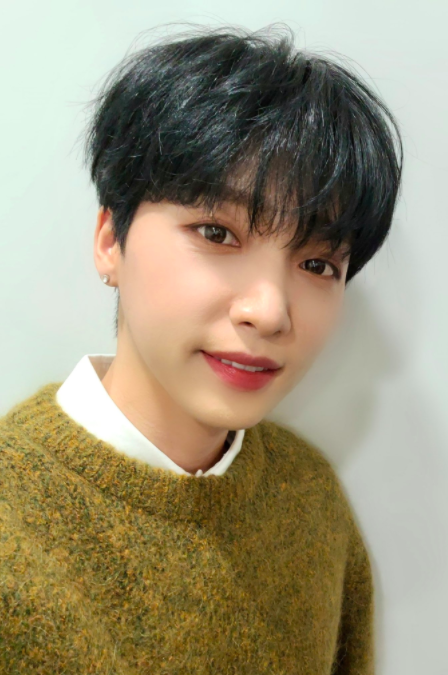 Jeong Se-woon told Official Twitter Inc. on Tuesday, KBS2 #YouHee-yeols Sketchbook genius #Singer Song Ridol, dont miss the shoot catch the premiere at 11:20 p.m. this Friday night with the budding group that grew up and came!and posted a picture.In the photo, Jeong Se-woon stares at the camera in a knit, especially Jeong Se-woon, who shows off his warm visuals and catches his eye.Jeong Se-woon will appear on You Hee-yeols Sketchbook, which airs this afternoon.He will present a variety of songs live from his first regular 24 PART 2 title song In the Dark (In the Dark) to a different cover stage.On the other hand, Jeong Se-woon is continuing his activities in favor of showing the singer Song Writer who has grown even more through his first full-length album 24 PART 2 released on the 6th.Jeong Se-woons new album is selected as the Rising Artists of the Week in the K-pop category selected by the US TIDAL, a high-quality soundtrack streaming service platform around the world, and is attracting attention to global music fans.[Photo] Jin Se-woon Twitter Inc.