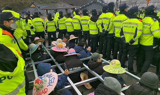 22일 경북 성주 사드기지 입구에서 경찰이 출입을 통제하고 있다. 소성리종합상황실 제공