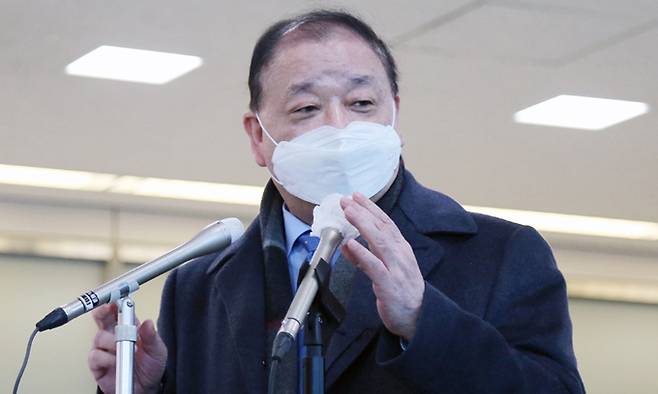 강창일 신임 주일본한국대사가 22일 일본 지바(千葉)현 나리타(成田)시 소재 나리타 국제공항에 도착해 기자들의 취재에 응하고 있다. 연합뉴스