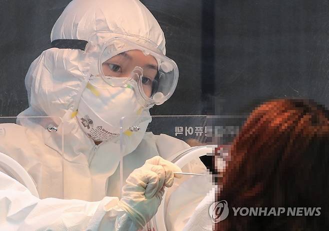 임시 선별검사소 검사 모습 [연합뉴스 자료사진]