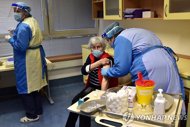 슬로베니아에서 한 시민이 코로나19 백신을 맞고 있다. [EPA=연합뉴스 자료사진]