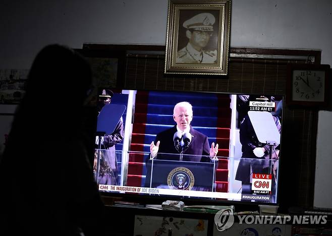 미 CNN 방송이 지난 20일 조 바이든 미국 대통령의 취임식을 생중계하고 있다. [EPA=연합뉴스]