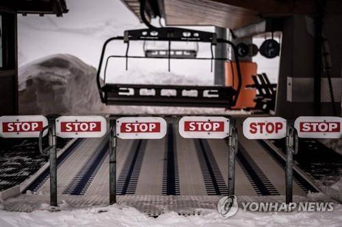 멈춰선 프랑스 알프스 스키장 리프트 [AFP=연합뉴스. DB 및 재판매 금지]