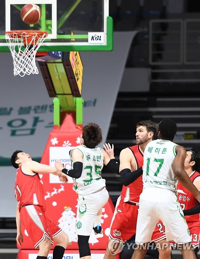두경민의 버저비터 (서울=연합뉴스) 프로농구 원주 DB위 두경민이 22일 경기 고양체육관에서 열린 2021~2021 KBL 프로농구 고양 오리온과의 경기에서 버저비터를 넣고 있다. DB는 이날 원정 경기에서 오리온에 92-90으로 이겼다. 2021.1.22 [KBL제공. 재판매 및 DB금지] photo@yna.co.kr