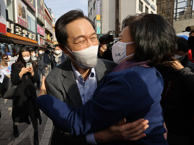 23일 오전 서울 중구 남대문시장에서 서울시장 보궐선거 경선에 나서는 우상호(왼쪽) 의원과 박영선 전 중소벤처기업부 장관이 인사를 나누고 있다. (사진=연합뉴스)