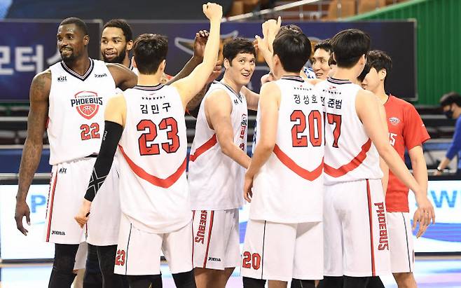 프로농구 역사상 단일팀 최초로 700승 대기록을 수립한 울산 현대모비스. 사진=KBL